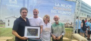 Francesc Colomer entrega a Daniel Tortajada un diploma por su papel en el Día de la Horchata, en presencia del alcalde Miguel Chavarría